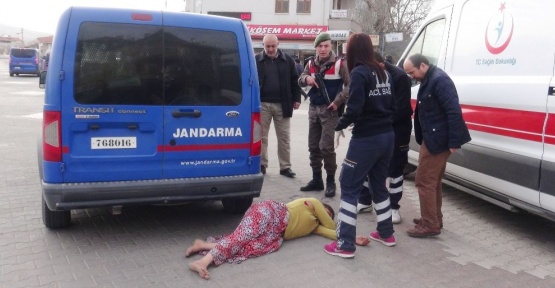 Kaçarken yakalanan halı hırsızları gazetecilere terlikle saldırdı