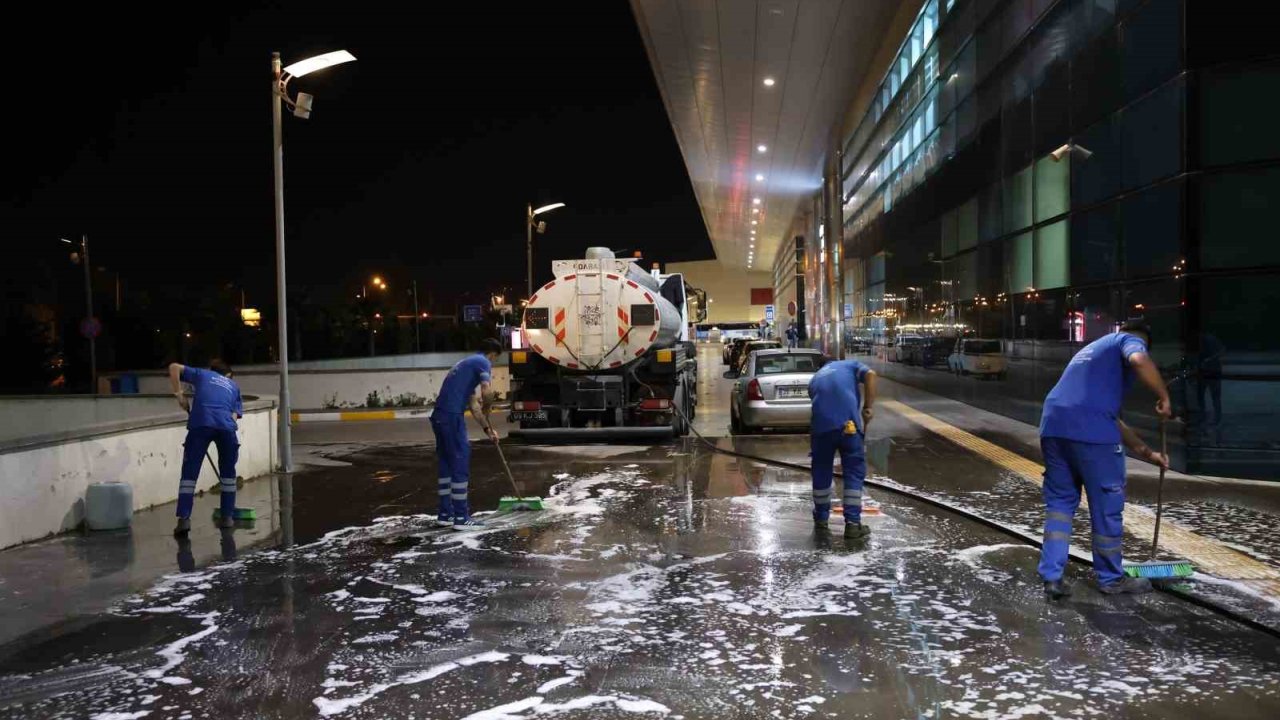 Büyükşehir’in Çevre Bakım Ve Temizlik Çalışmaları Hız Kesmiyor
