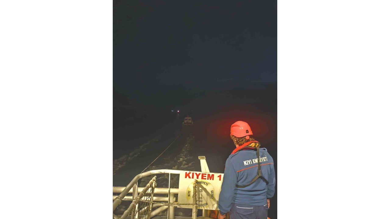 Çanakkale Boğazı’nda Makine Arızası Yapan Tekne Yedeklenerek Çekildi