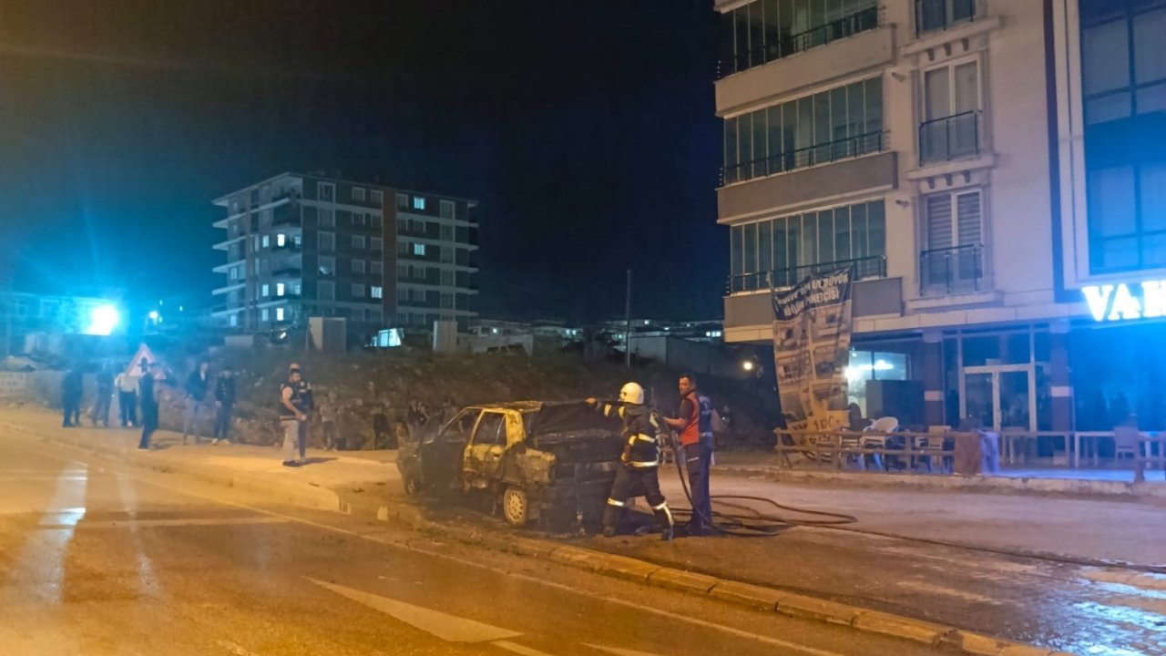 Adıyaman’da Park Halindeki Otomobil Yandı
