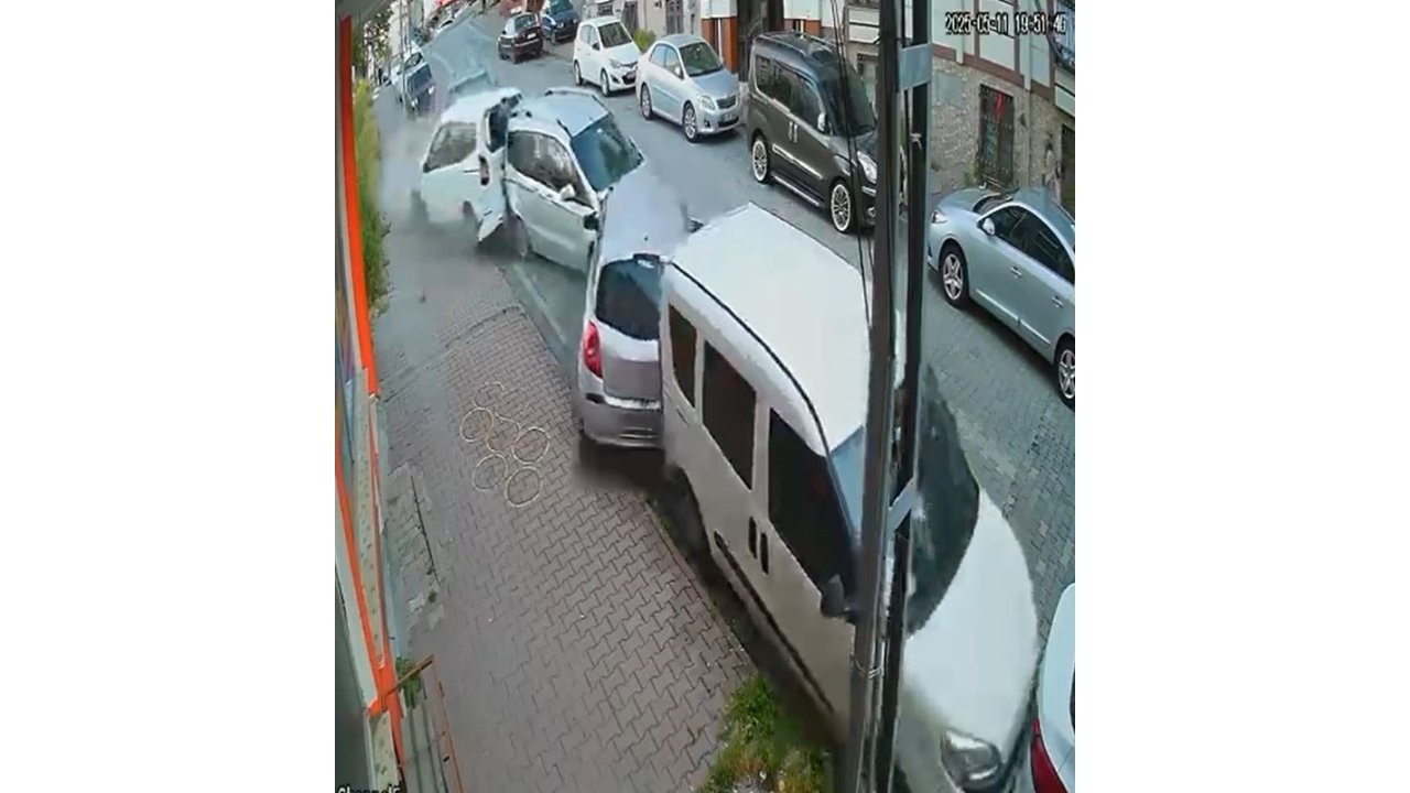 Esenyurt’ta Kontrolden Çıkan Otomobil Park Halindeki Araçlara Çarptı