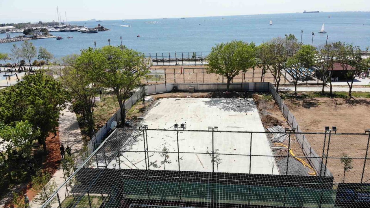 Kadıköy Kalamış Park’ını Betona Boğdular: Halk İsyan Etti