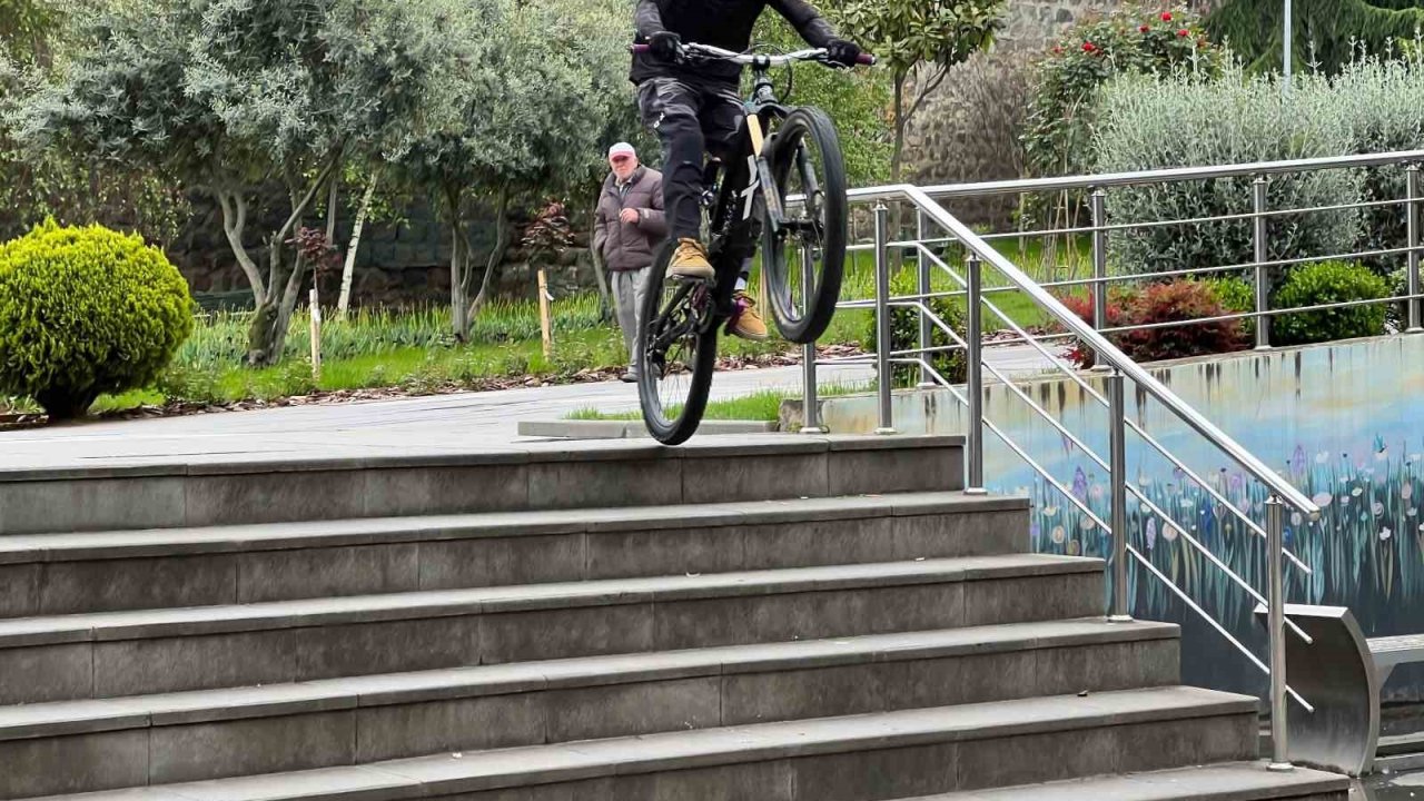 Trabzonlu Genç Yetenek Merdivenlerden Bisikleti İle Adeta Uçarak İniyor