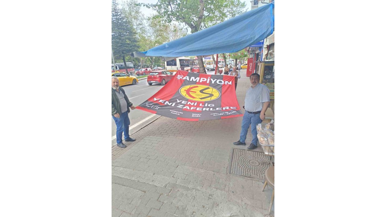 Esnaf Kendi İmkanlarıyla Dev Eskişehirspor Bayrağı Yaptırdı