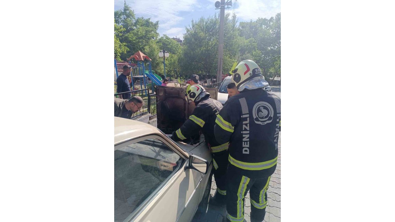 Park Halindeki Otomobilde Çıkan Yangını Korkuttu