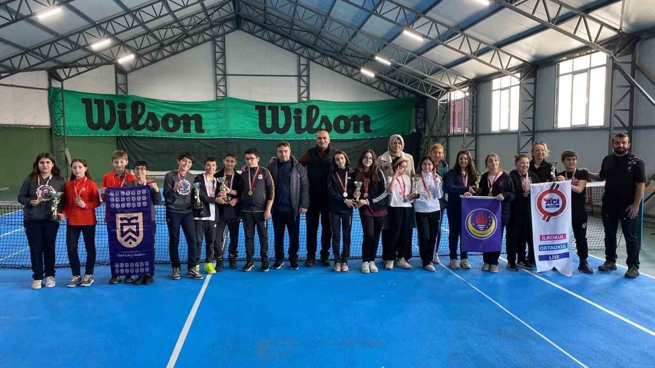 Okullar Teniste Yarıştı