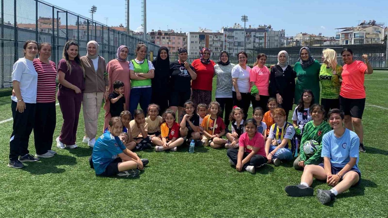 Anneler Çocukları İçin Sahaya Çıktı