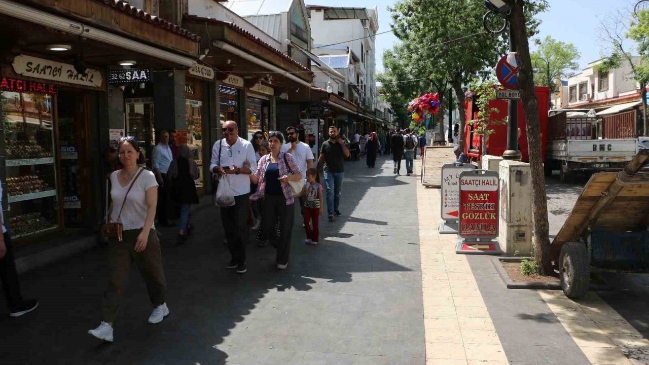 Diyarbakır’da Vatandaş Ve Esnaf, Pkk’nın Fesih Kararını Olumlu Değerlendirdi