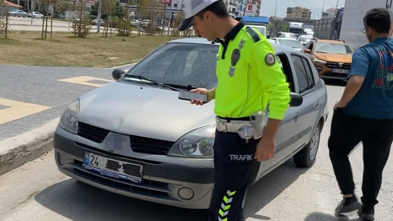 Plakasını Bantla Kapatıp Yola Çıktı, Yakalanınca,