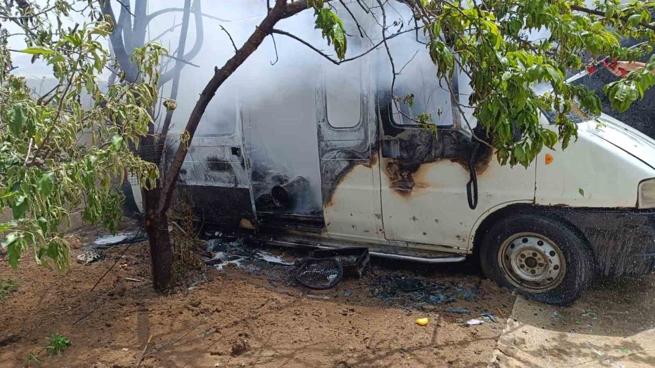 Tuşba’da Park Halindeki Minibüs Yandı