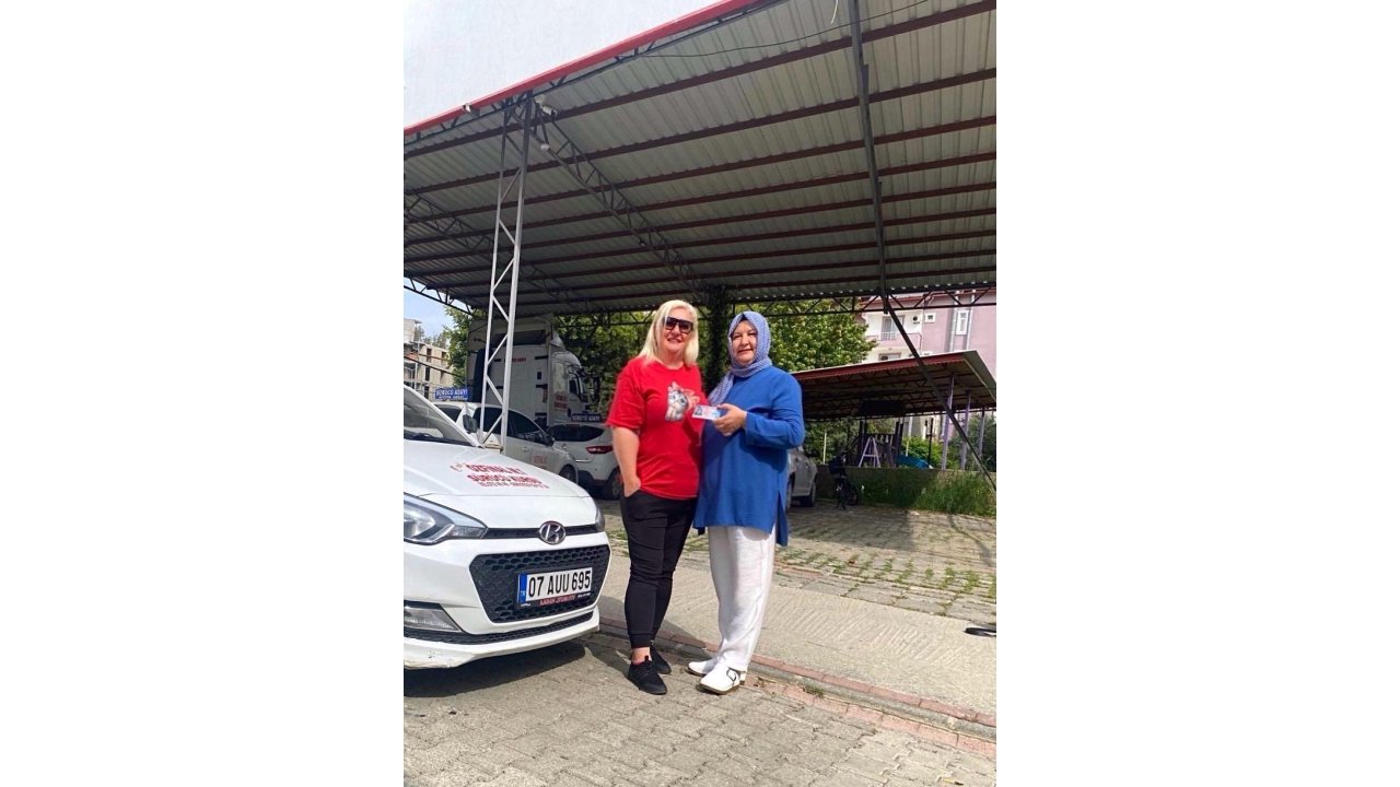 Azmiyle 56 Yaşında Ehliyeti Aldı, Herkese Örnek Oldu