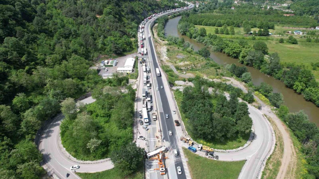 Hafif Ticari Araca Çarpan 25 Ton Tavuk Yemi Yüklü Tır D-650’yi Kapattı