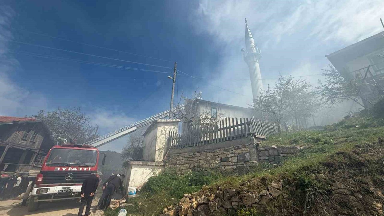 Bolu’da Çıkan Yangında 2 Ahşap Ev Ve 1 Cami Küle Döndü