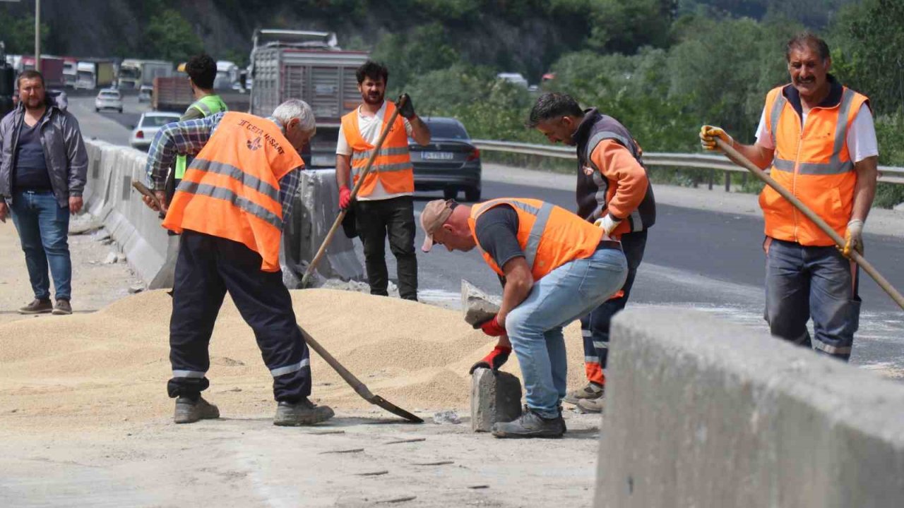 25 Ton Tavuk Yemi D-650’ye Savrulmuştu: Kapalı Olan Yol 2 Saat Sonra Ulaşıma Açıldı