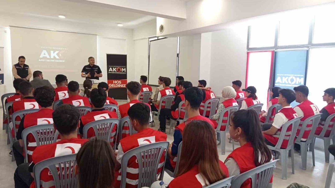 Malatya Büyükşehir Belediyesi’nden Genç Gönüllülere Afet Ve Yangın Eğitimi