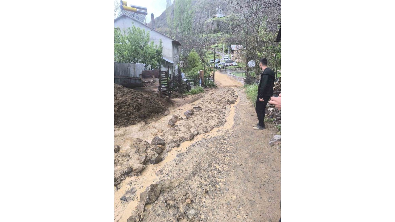 Sivas’ta Sağanak Sonrasında Ahır, Sel Sularına Teslim Oldu