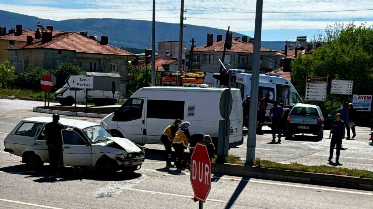 Domaniç’te Trafik Kazası: 5 Yaralı
