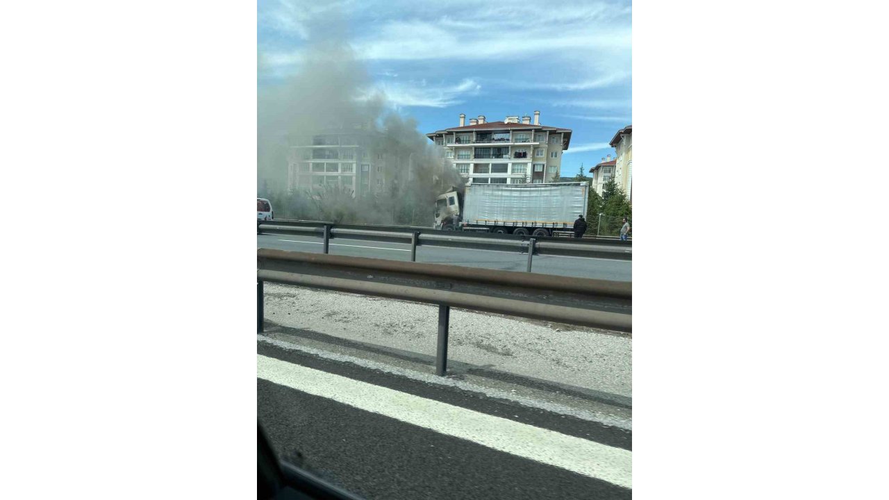 Kocaeli’de Alevlere Teslim Olan Tır, İtfaiye Ekiplerince Söndürüldü