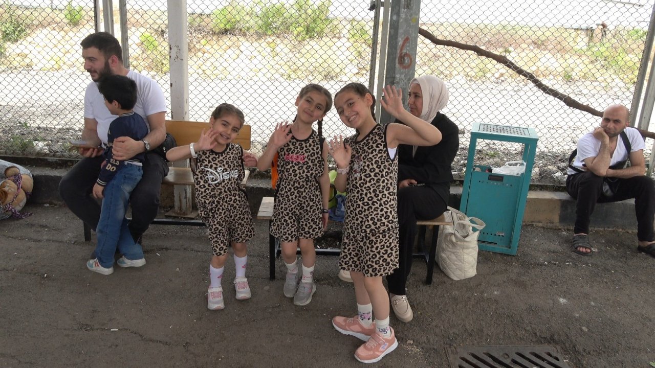 Suriyeli Sığınmacılar Türkiye’ye Teşekkür Ederek Ülkelerine Dönüyor