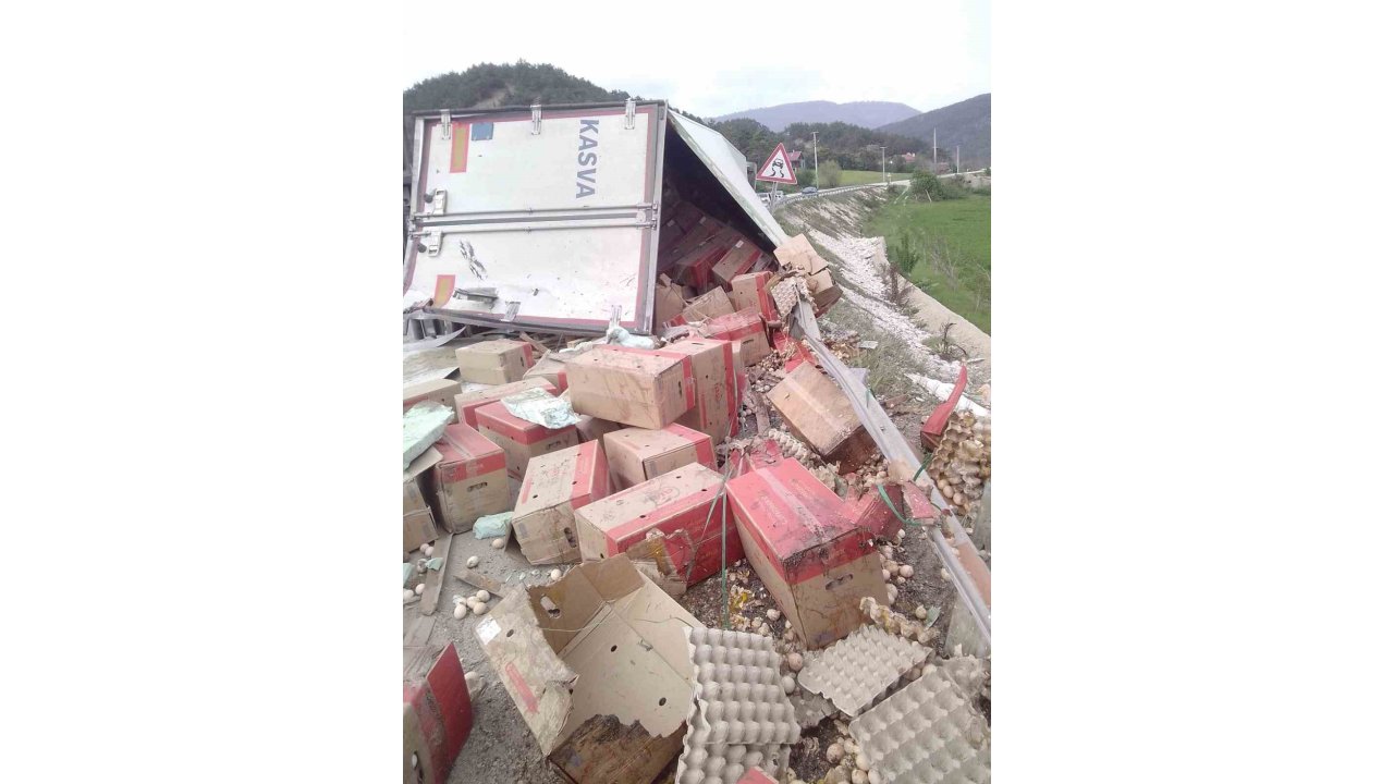 Bolu’da Yumurta Yüklü Tır Devrildi: 1 Yaralı