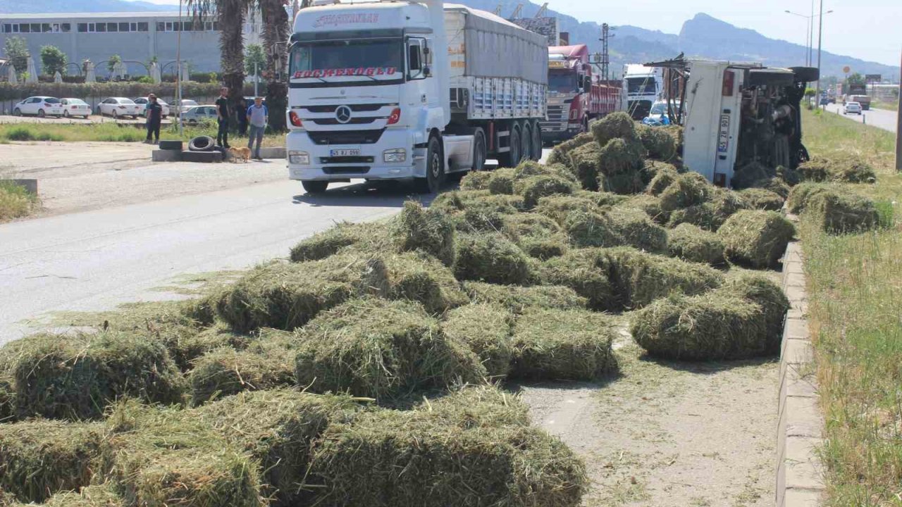 Kaza Yapan Kamyondaki Saman Balyaları Yola Saçıldı
