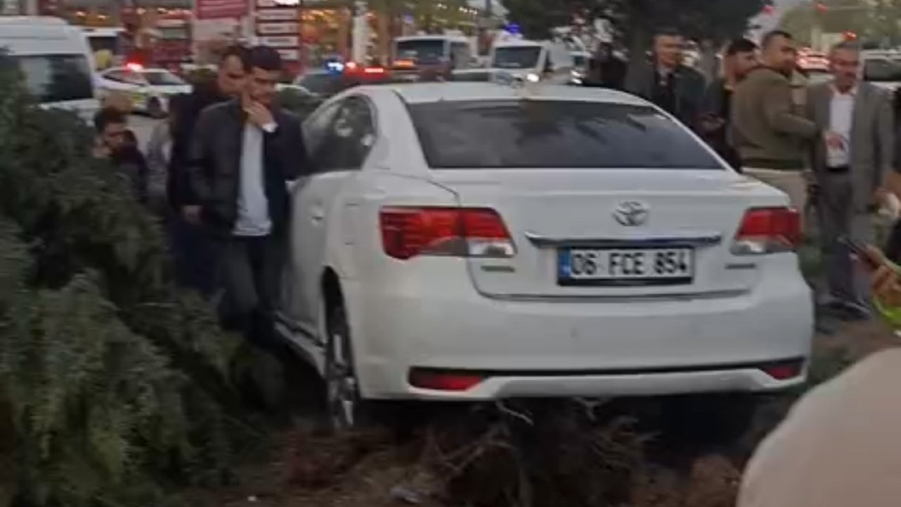 Van’da Kontrolden Çıkan Araç Ağaca Çarptı: 2 Yaralı