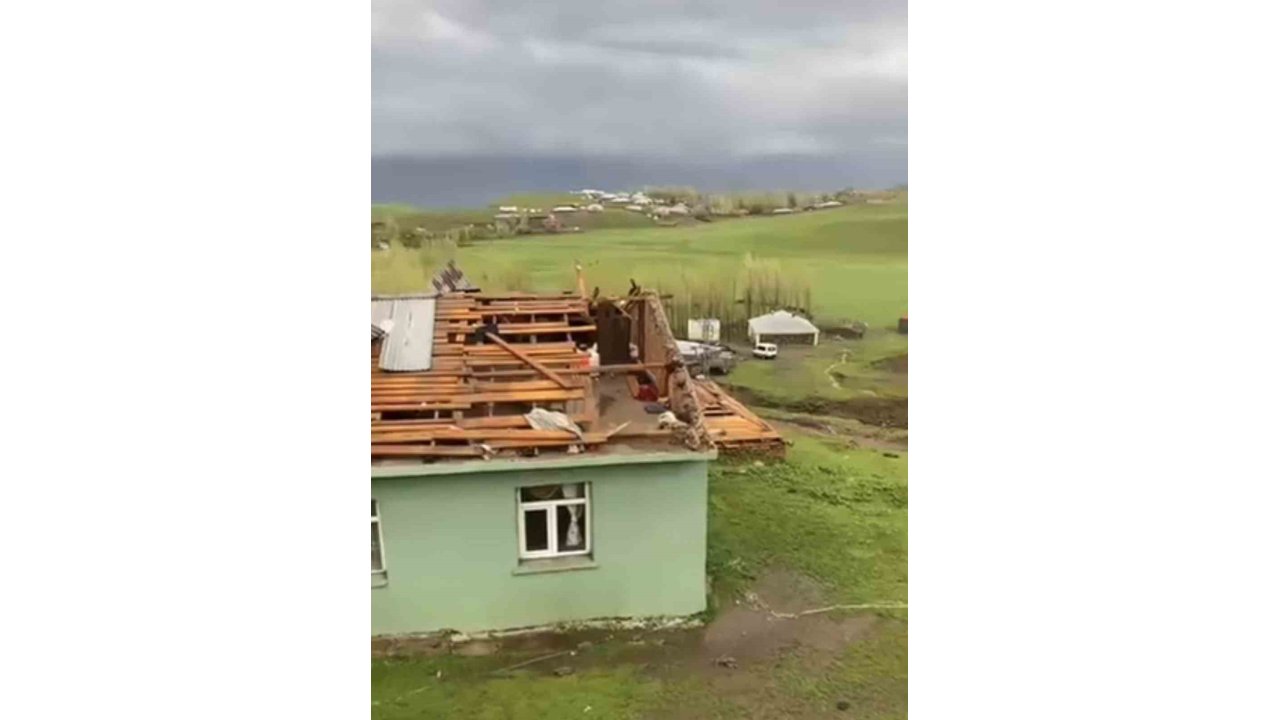 Muş’ta Fırtına Evlerin Çatılarını Uçurdu
