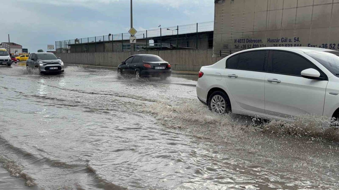 Edirne’de Sağanakta Yollar Göle Döndü