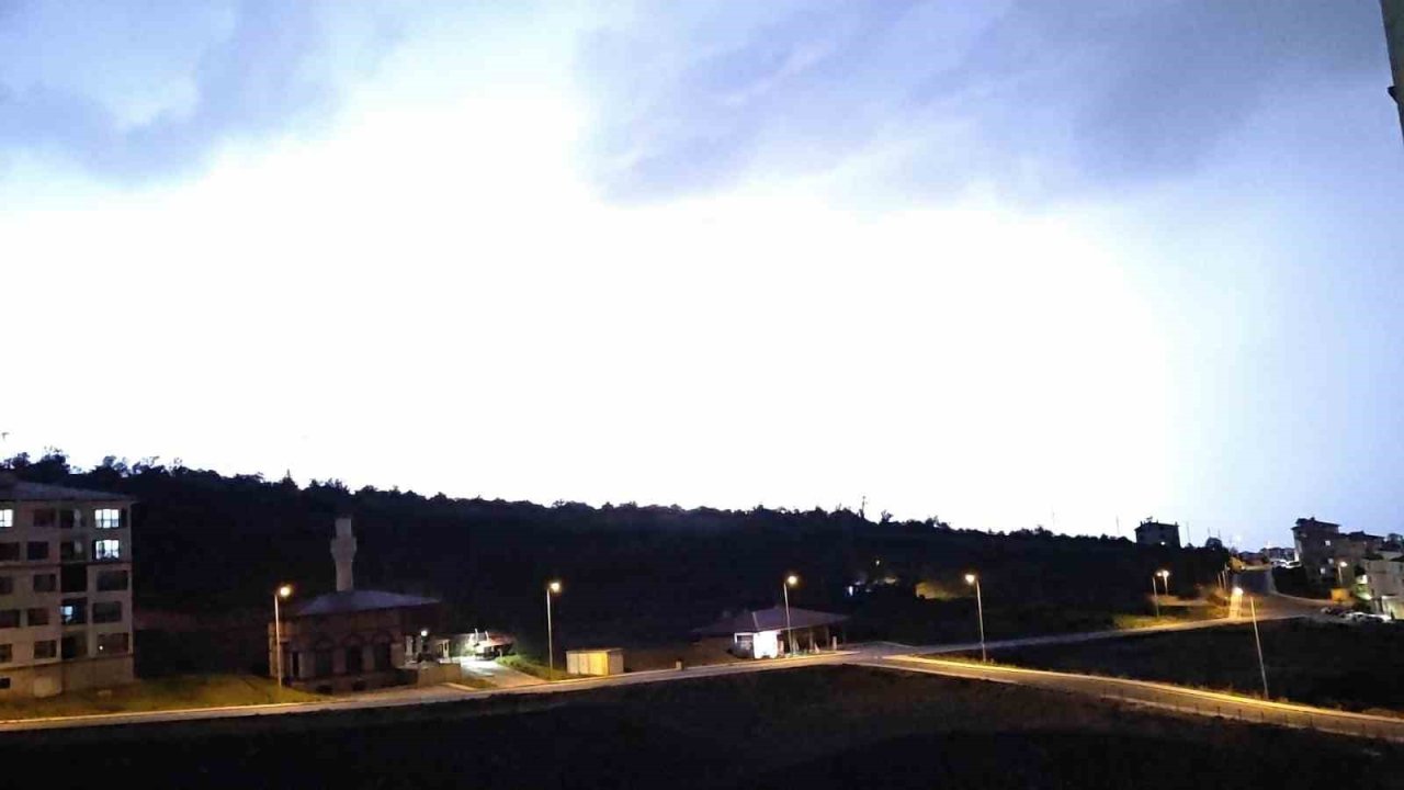 Kayseri’de Şimşekler Geceyi Aydınlattı