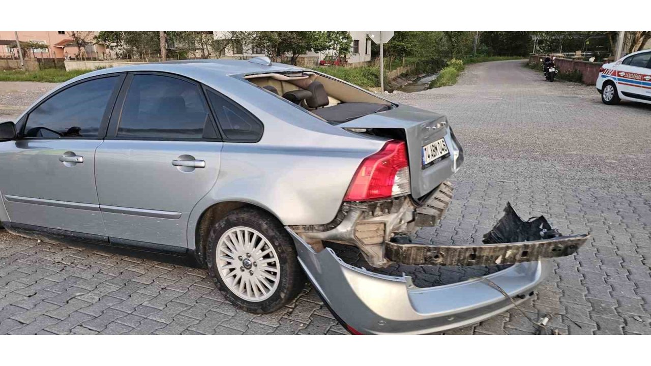 Park Halindeki Araca Çarpan Otomobilin Sürücüsü Yaralandı