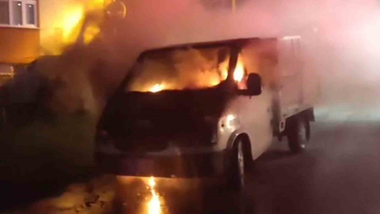 Samsun’da Park Halindeki Kamyonet Yandı