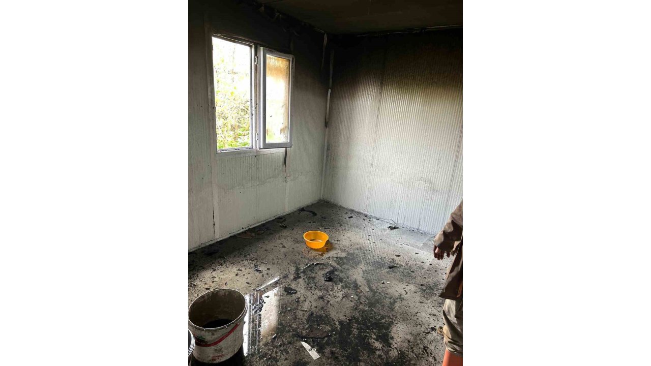 Yıldırım Düşen Evde Yangın Çıktı