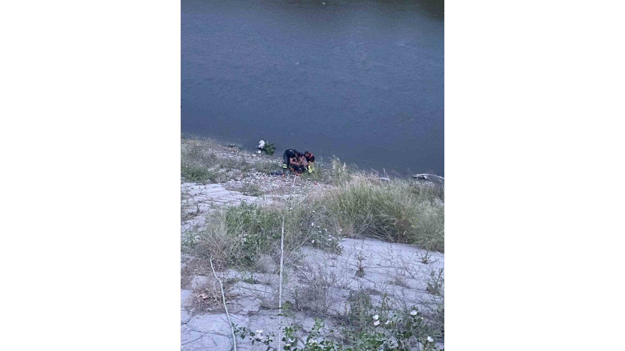 Asi Nehrinde Mahsur Kalan Vatandaşı İtfaiye Ekipleri Kurtardı