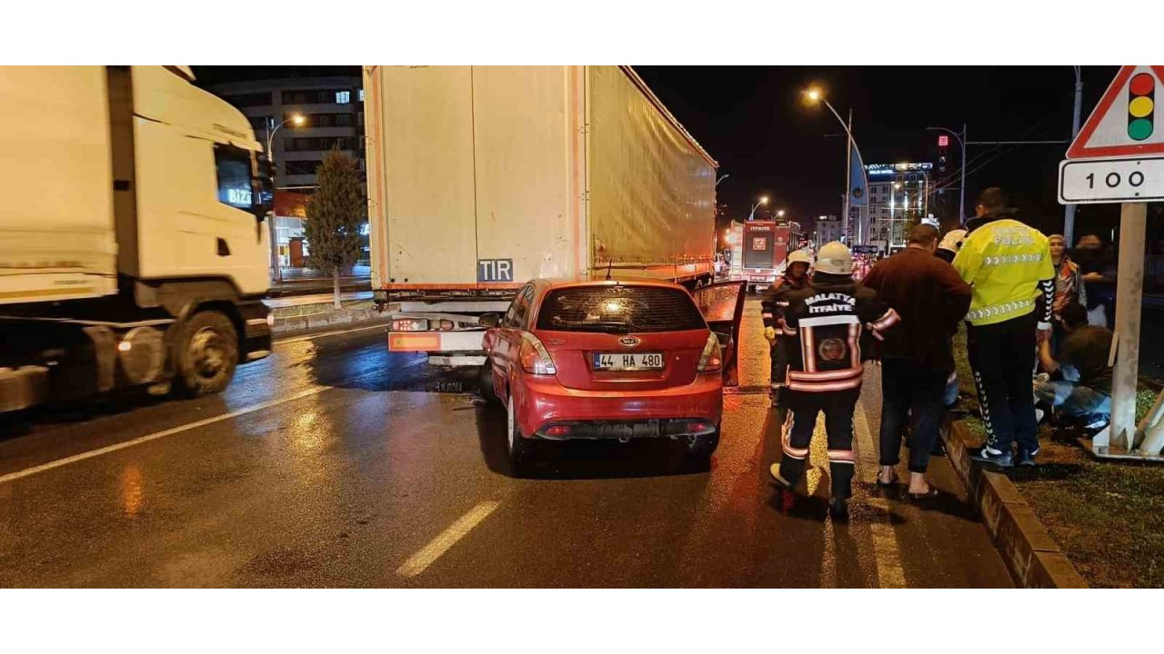 Malatya’da Otomobil İle Tır Çarpıştı: 3 Yaralı