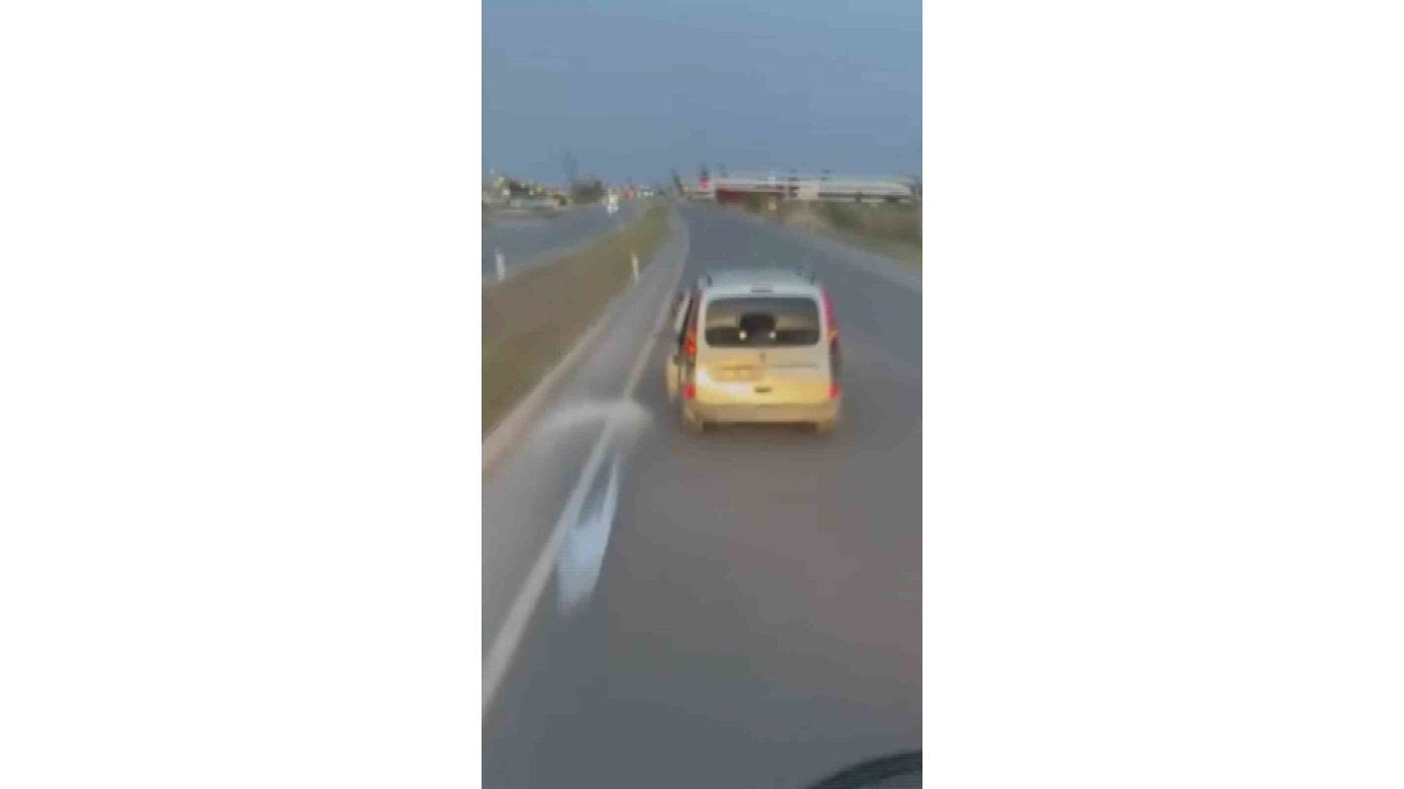 Tartıştığı Sürücüye Seyir Halindeyken İçecek Fırlattı, O Anlar Kamerada