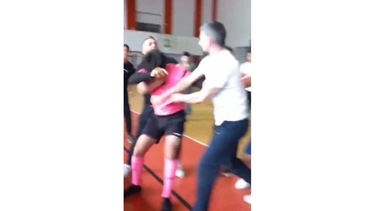 Futsal Turnuvası Boks Ringine Döndü: Hakem Ve Öğretmen Arasında Kavga Anı Kamerada