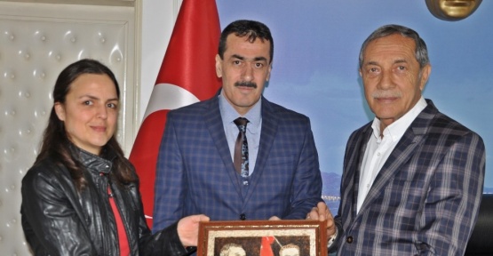 Başkan Özdemir’e kendi portresi hediye edildi