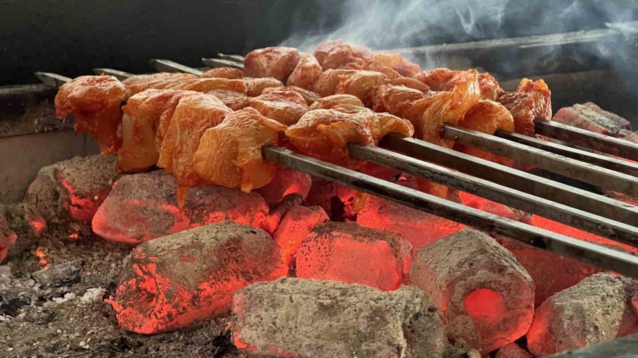 Uzmanı Uyardı: Etleri Kömür, Sağlığınızı Riske Etmeyin