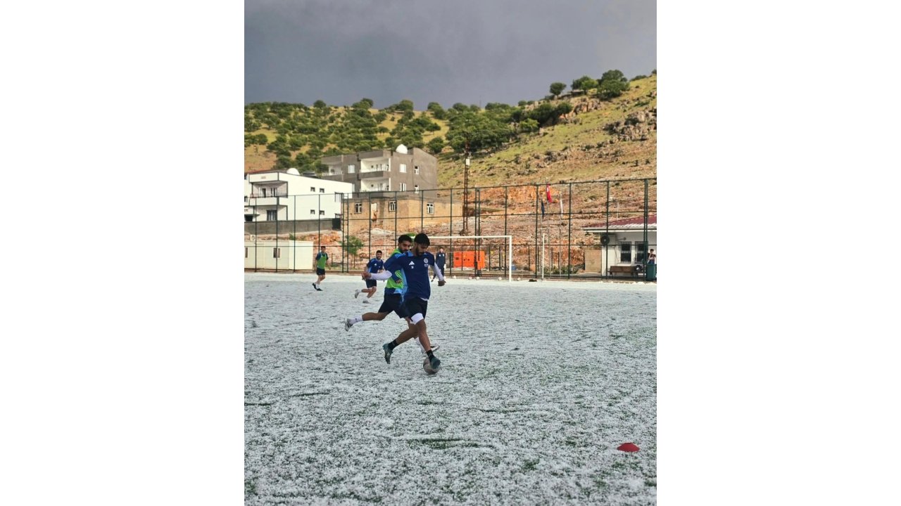 Mazıdağı Fosfatspor, Dolu Yağışına Rağmen Antrenmana Devam Etti