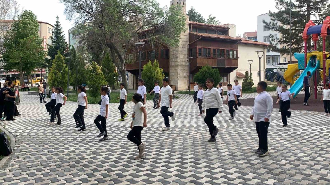 Karaman’da Eş Zamanlı Halk Oyunları Gösterisi