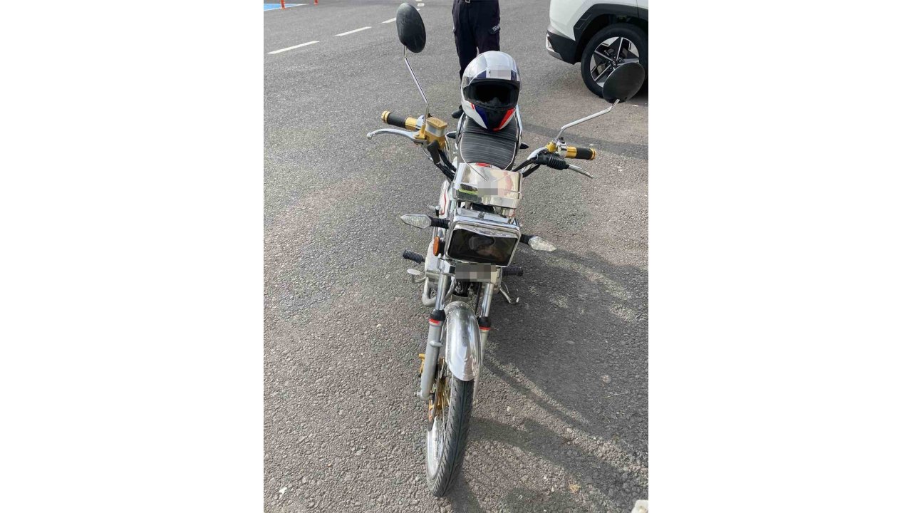 Yatarak Motosiklet Süren Sürücünün Ehliyeti İptal Edildi