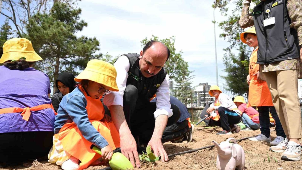 Başkan Altay Özel Gençlerle Sebze Fidesi Dikti, En Özel Mehter Takımını Dinledi