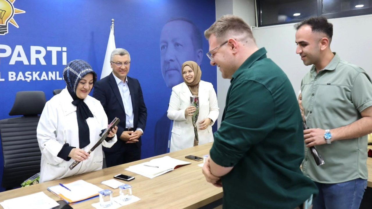 Ak Parti Kütahya İl Gençlik Kolları’ndan Anneler Günü Sürprizi