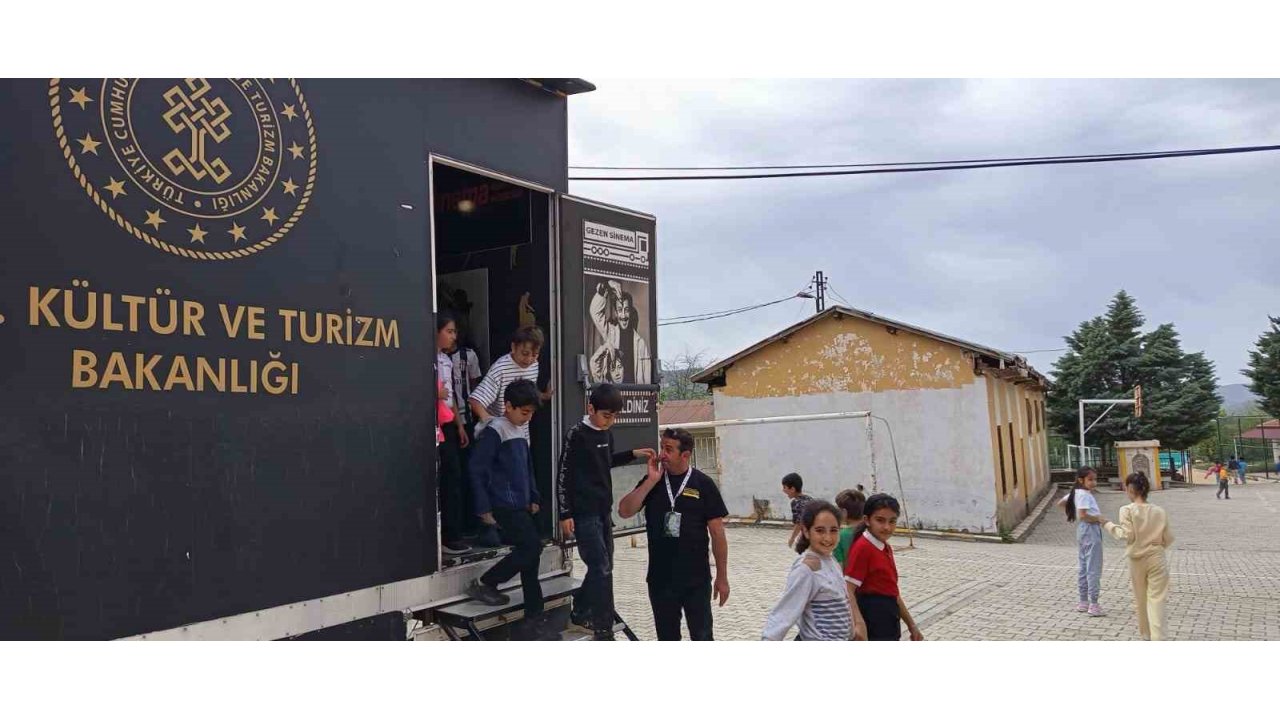 Gezen Sinema Tırı Baskil’de Çocuklarla Buluştu