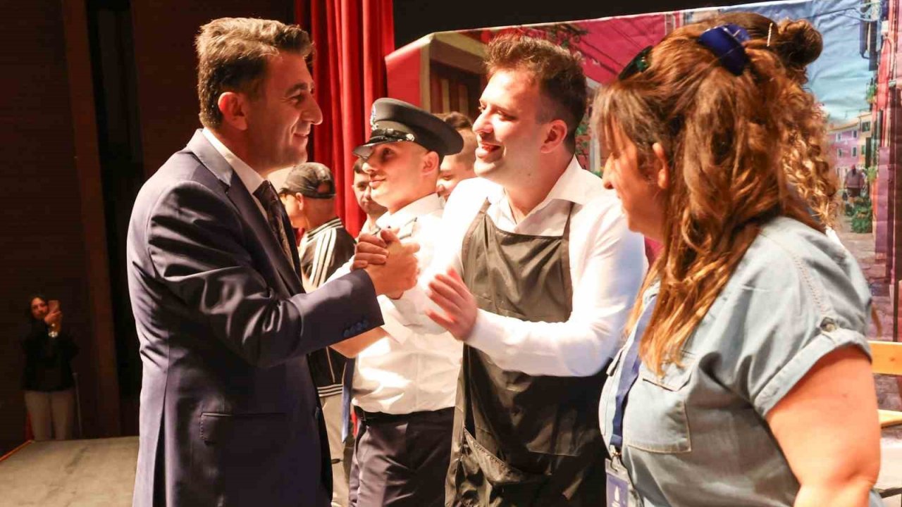 Özel Bireyler Sahneye Çıktı, İzleyiciler Ayakta Alkışladı