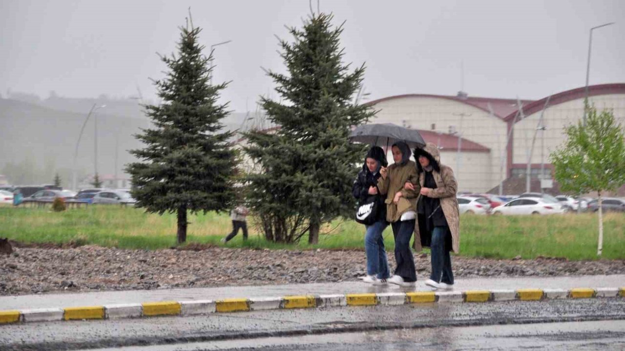 Kars’ta Sağanak Yağmur Hayatı Olumsuz Etkiliyor