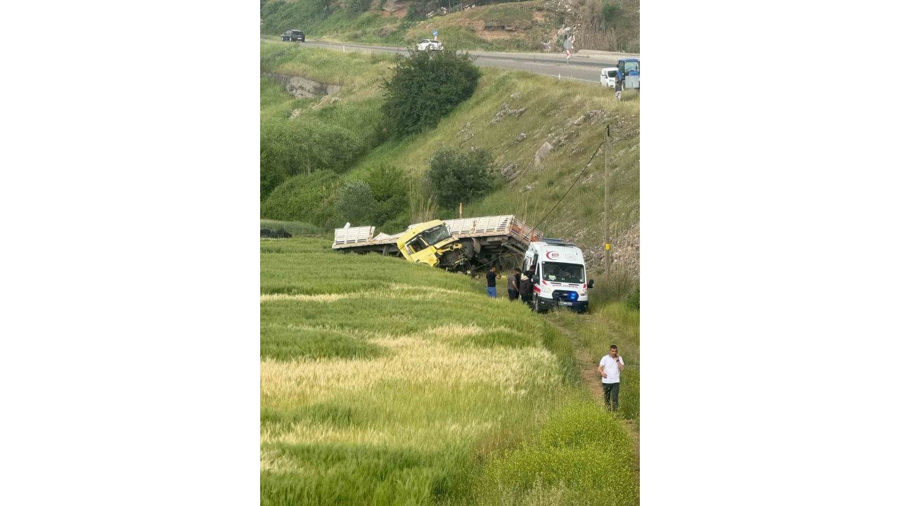 Batman’da Tır Şarampole Yuvarlandı: 2 Ağır Yaralı