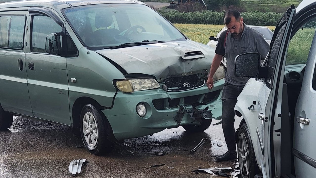 Osmaniye’de Minibüs İle Ticari Araç Çarpıştı