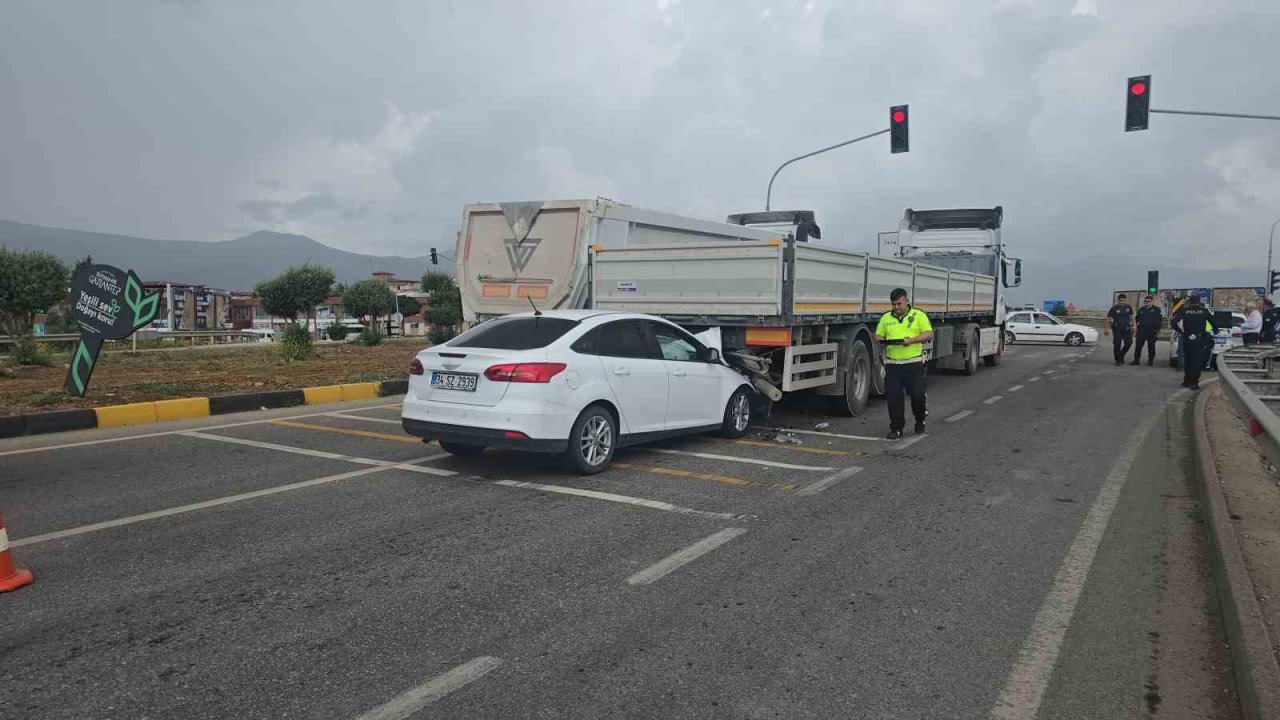 Gaziantep’te Işıkta Bekleyen Tıra Çarpan Otomobilin Sürücüsü Yaralandı