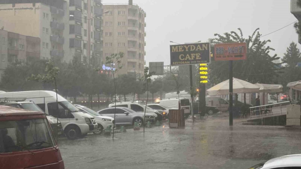 Batman’da Dolu Yağışı Balkon Kapısını Mermi Gibi Deldi